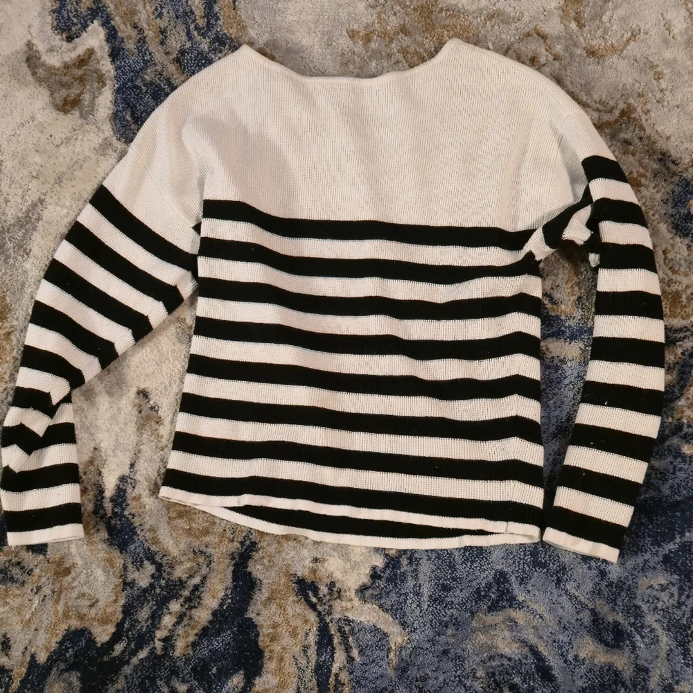 Cyrus Classic Black and White Knit Top Size XS (Rayon/ Nylon Blend)